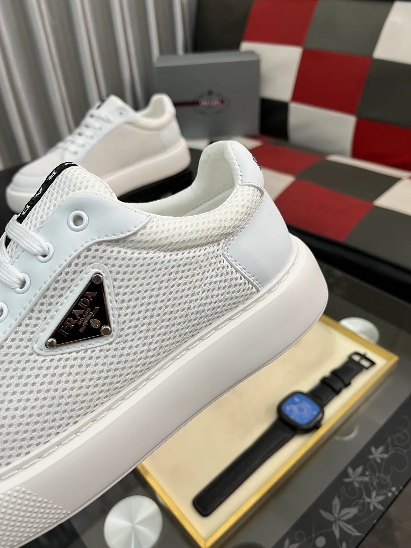 Men's men's shoes💰580⌚️⌚️Prada Prada early spring new model, top original quality, Prada casual sports shoes, made of imported solid color patent leather, spliced mesh cowhide upper, three-dimensional geometric segmentation, multi-color splicing, fashionable and generous, soft, comfortable and breathable. The tongue is decorated with classic letter logo, with fabric lining, cowhide foot pads, matched with P family's exclusive rubber outsole, upper material, breathable knitted fabric imported from Italy The delicate texture is super high-end! Fetal cowhide lining, super soft and comfortable, original molded outsole Size: 38-446️⃣ colors available